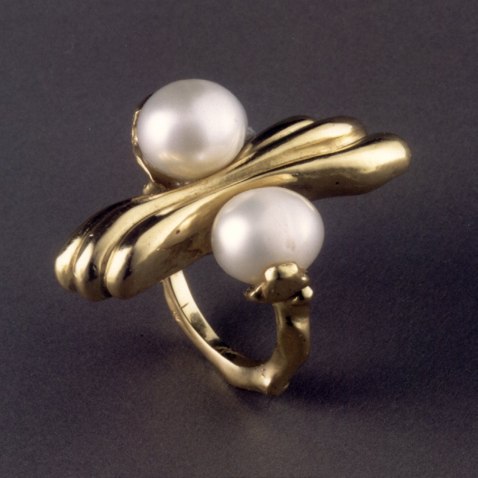 Gold ring with undulating forms set with two pearls
