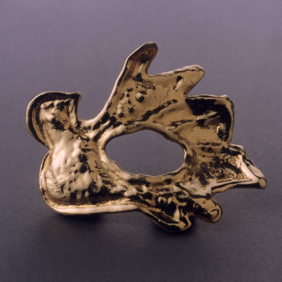 Gold brooch with an organic, openwork form